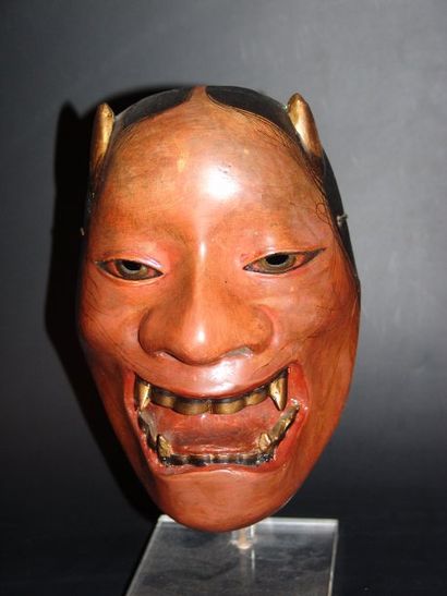 JAPON Masque de démon féminin, bouche ouverte, coloration dorée des yeux. H : 245...