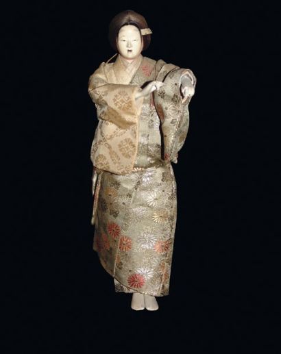 JAPON Actrice debout, portant un masque nô. H : 34 cm