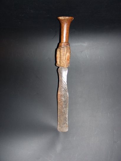AFRIQUE Couteau au manche en bois. XXe siècle. L : 45 cm