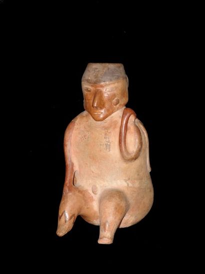 MEXIQUE Vase anthropomorphe représentant un homme assis. Terre cuite à engobe orangé...