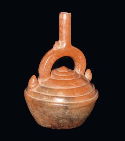 PEROU Culture Chimu (700 - 1400 ap. J.C.). Vase à l'anse en « étrier » se terminant...