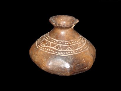 PEROU Culture Chimu (700 - 1400 ap. J.C.). Vase à décor géométrique. Terre cuite....