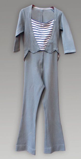 null Costume comprenant des chaussons gris, un pantalon gris, une marinière et une...