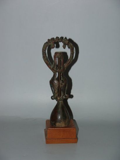 LURISTAN - PERSE Idole sur un socle, ornée de deux tigres s'affrontant. En bronze...