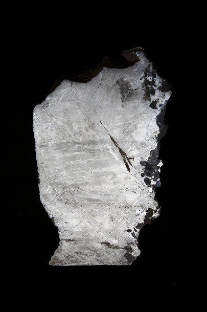 null Plaque de Météorite Palasite. Présente des cristaux d'Olivine. (1290 grammes)....
