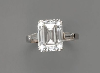 null BAGUE diamant taille émeraude (7,67 cts) (F/VS1/ certificat HRD) en platine
