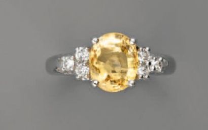 null BAGUE saphir jaune (3,20 cts env.) et diamants, en or