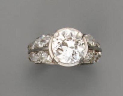 null BAGUE 1920, diamant brillanté (3,50 cts env. ) et diamants, en platine