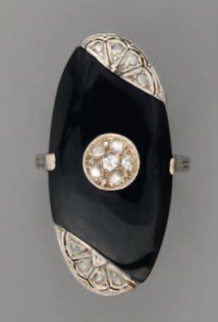 null BAGUE 1920, en platine, onyx et diamants