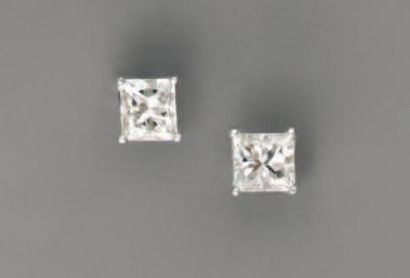 null BOUTONS D'OREILLE, diamants (1 ct chaque), en or