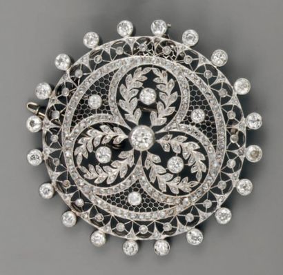 null BROCHE 1920, en platine et diamants