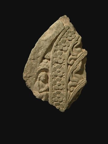 ART GRÉCO-BOUDDHIQUE DU GANDHARA (Ier - Ve siècle) Fragment orné d'églantines (symbole...