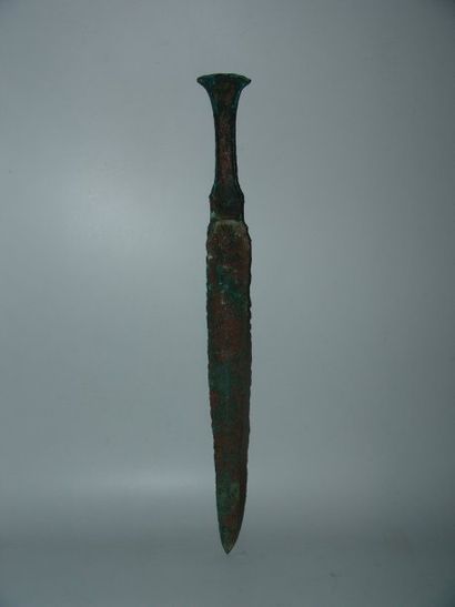 LURISTAN, PERSE (Iermillénaire av. J.C.) Épée. En bronze à patine de fouille. L :...