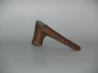 LURISTAN, PERSE (Iermillénaire av. J.C.) Herminette. En bronze à patine de fouille....