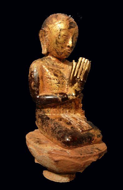 BIRMANIE, CAMBODGE, LAOS, SIAM Statuette de moine agenouillé. En laque dorée. Birmanie,...