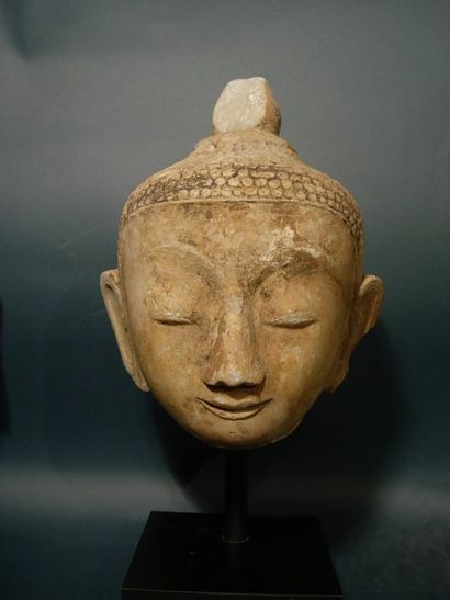 BIRMANIE, CAMBODGE, LAOS, SIAM Tête de Bouddha. En albâtre. Birmanie, shan, XVIIIe...