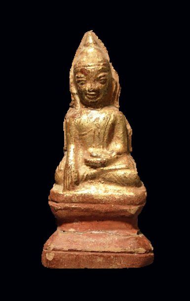 BIRMANIE, CAMBODGE, LAOS, SIAM Amulette représentant Bouddha. En terre cuite laquée...