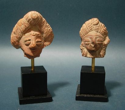 CHARSADDA (300 av. J.C.) Deux têtes de déesses-mères. En terre cuite. H : 5 et 5,5...