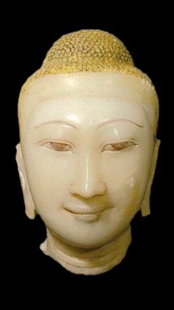 BIRMANIE, CAMBODGE, LAOS, SIAM Tête de Bouddha. En albâtre. Birmanie, Mandalay, XIXe...