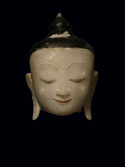 BIRMANIE, CAMBODGE, LAOS, SIAM Tête de Bouddha. En albâtre. shan, XVIIIe siècle....