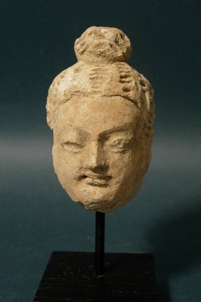 ART GRÉCO-BOUDDHIQUE DU GANDHARA (Ier - Ve siècle) Tête fragmentaire de Bouddha....