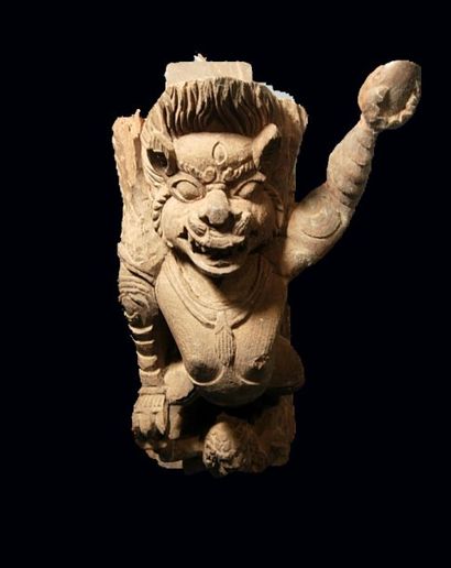 TIBET, NÉPAL, BHOUTAN Élément architectural représentant un Garuda. En bois sculpté....