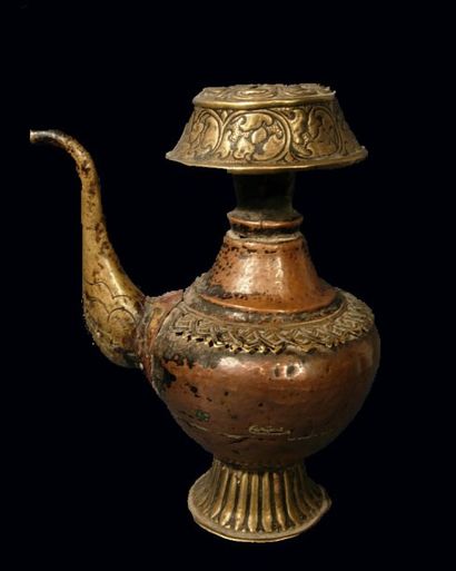 TIBET, NÉPAL, BHOUTAN « Bhumpa » vase à eau lustrale. En cuivre. népal ou Tibet,...