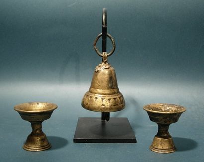 TIBET, NÉPAL, BHOUTAN Clochette de temple (H : 7 cm) et deux lampes à beurre (H :...