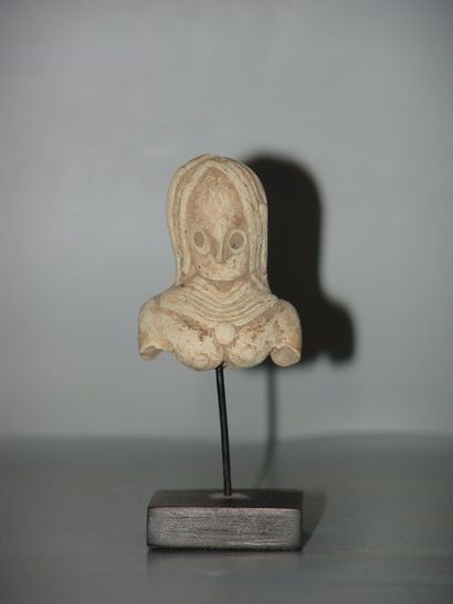 CIVILISATIONS DE L'INDUS - MEHRGARH (2500 av. J.C.) Buste de statuette féminine....