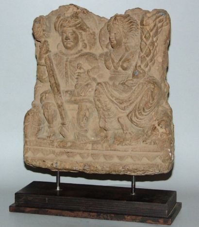 ART GRECO-BOUDDHIQUE DU GANDHARA (Ier - Vème siècle) Bas relief représentant le couple...