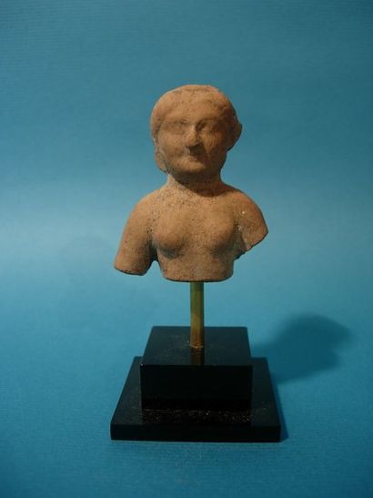 ART GRECO-BOUDDHIQUE DU GANDHARA (Ier - Vème siècle) Buste de déesse-mère. En terre...