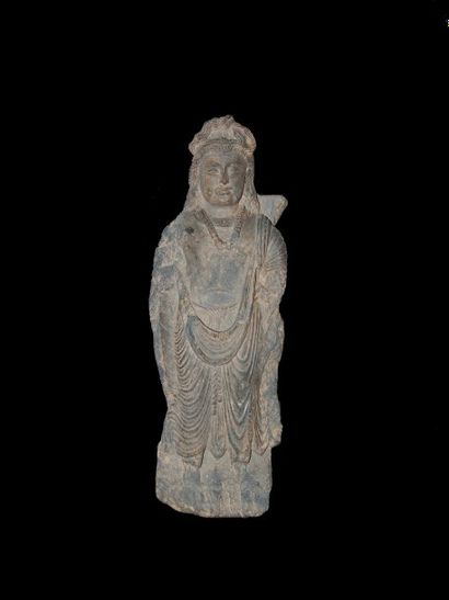 ART GRECO-BOUDDHIQUE DU GANDHARA (Ier - Vème siècle) Bodhisattva debout. Il est vêtu...