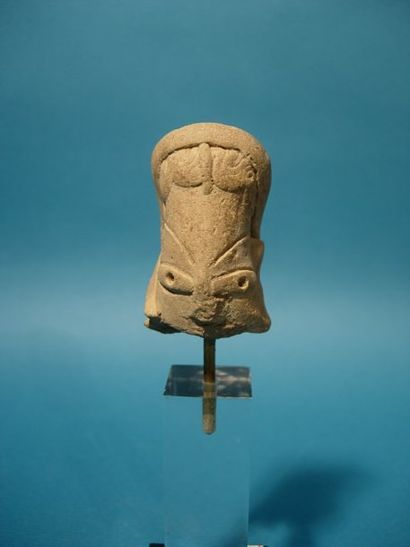 CIVILISATIONS DE L'INDUS - MEHRGARH (2500 av. J.C.) Tête de déesse-mère. En terre...