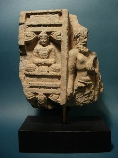 GRECO-BOUDDHIQUE DU GANDHARA (Ier - Vème siècle ap. J.C.) Fragment orné d'un Bouddha...