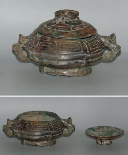 ZHOU (1100 - 256 av. J.C.) Vase « Gui » à couvercle. La panse est ornée de cannelures...