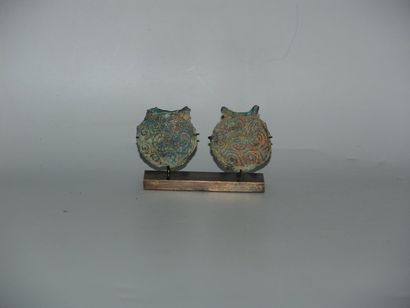 ORDOS - ART DES STEPPES (Vème siècle av. J.C.) Deux plaques circulaires à décor de...