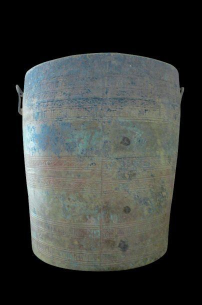 HAN (206 av. J.C. - 220 ap. J.C.) Vase à deux anses, et à décor géométrique. En bronze....