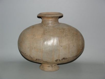 HAN (206 av. J.C. - 220 ap. J.C.) Vase « Cocon » à décor de cercles. En terre cuite...