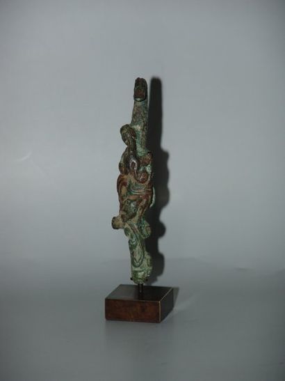 HAN (206 av. J.C. - 220 ap. J.C.) Fibule zoomorphe stylisée. En bronze. H : 9.5 ...