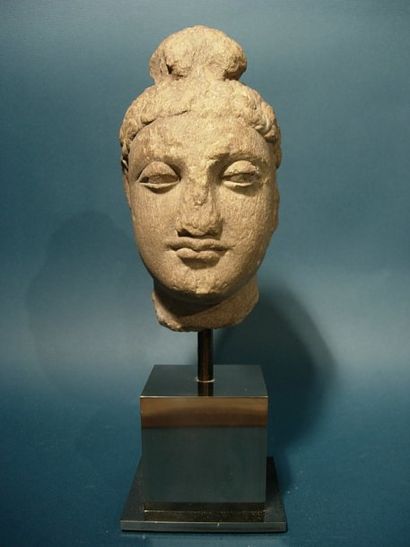 GRECO-BOUDDHIQUE DU GANDHARA (Ier - Vème siècle ap. J.C.) Tête de Bouddha. En schiste....