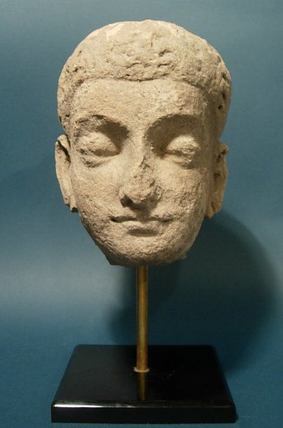 GRECO-BOUDDHIQUE DU GANDHARA (Ier - Vème siècle ap. J.C.) Tête de Bouddha. En stuc....