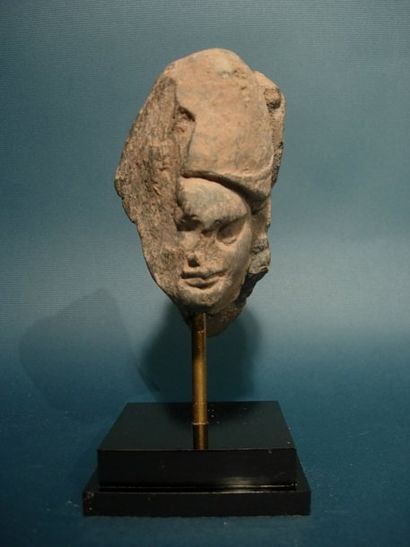 GRECO-BOUDDHIQUE DU GANDHARA (Ier - Vème siècle ap. J.C.) Fragment. En schiste. H...