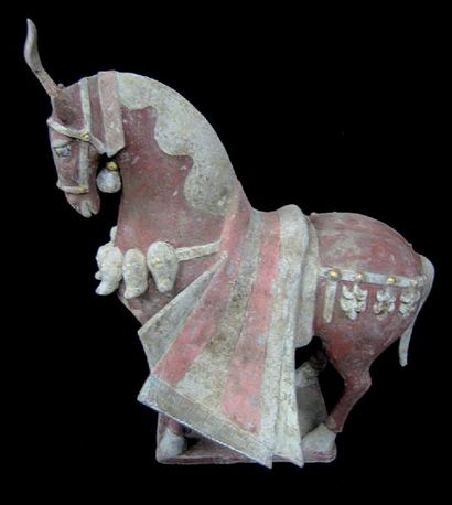 WEI (386 - 557 ap. J.C.) Cheval à l'arrêt sur une terrasse, caparaçonné et portant...