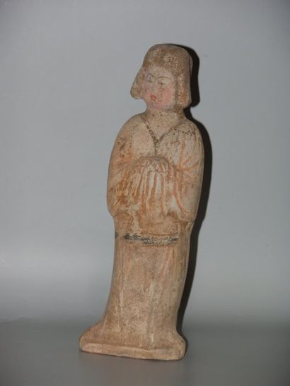 TANG (618 - 907 ap. J.C.) Fat Lady debout, aux mains jointes et cachées dans les...
