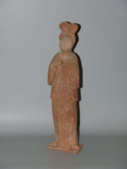 TANG (618 - 907 ap. J.C.) Fat Lady debout, à la coiffe stylisée, portant une robe...
