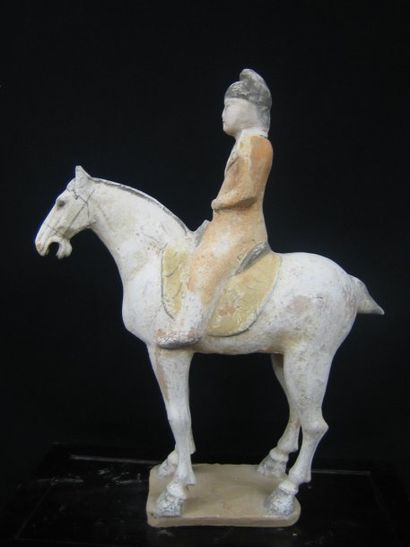 TANG (618 - 907 ap. J.C.) Dignitaire sur son cheval. En terre cuite ocre à engobe...