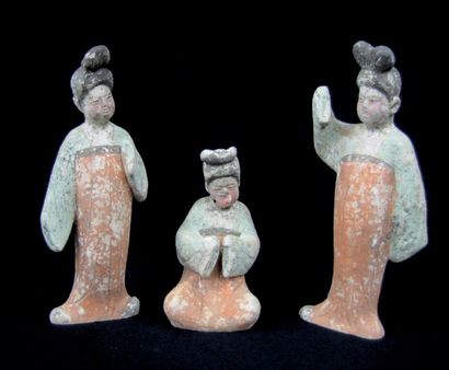 TANG (618 - 907 ap. J.C.) Trois Fat Ladies dont deux debout et une assise. En terre...