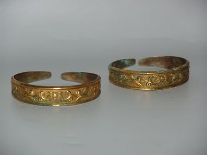 LIAO (916 - 1125) Paire de bracelets à décor d'oiseau. En bronze doré. D : 8 cm