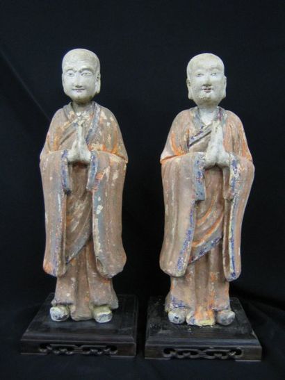 YUAN (1279 - 1368 ap. J.C.) Deux Lohans debout en méditation, portant leur robe cérémonielle...