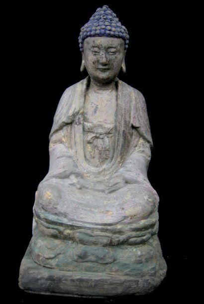 YUAN (1279 - 1368 ap. J.C.) Bouddha assis en méditation. En stuc polychrome et à...